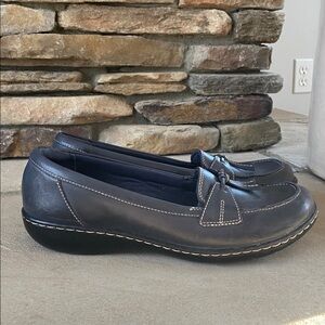 Size 10 navy leather Clark’s Ortholite Ashland Bubble Loafer tassel Preppycore